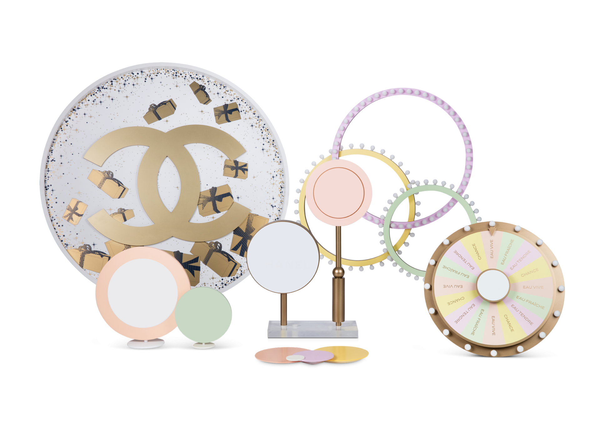 Ces présentoirs et animations pour une marque de parfum sont modulables, lumineux, ils ont un design ludique et attrayant. These displays and animations for a perfume brand are modular, illuminated, and feature a playful and attractive design.